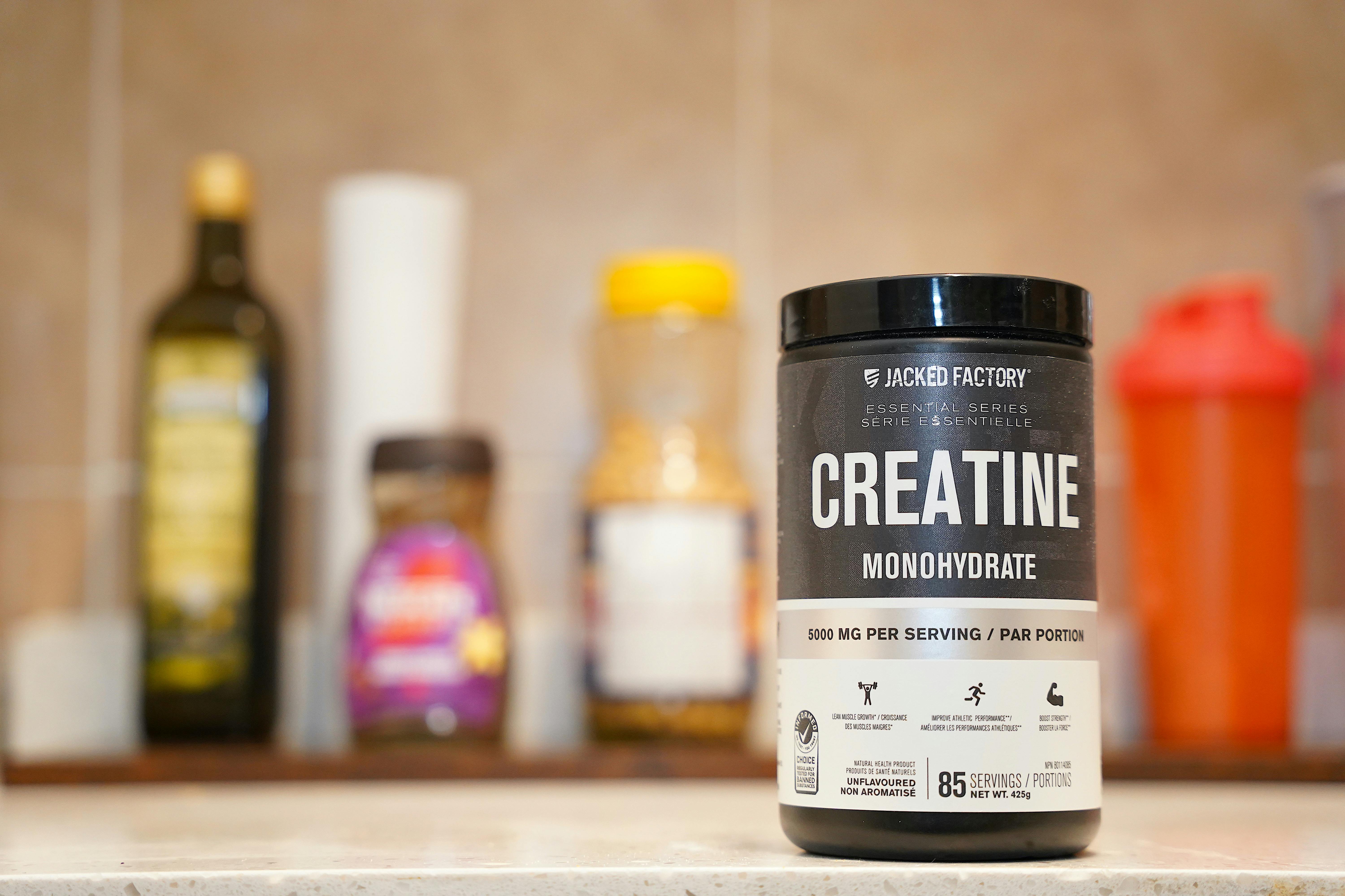 Bột creatine và cốc nước